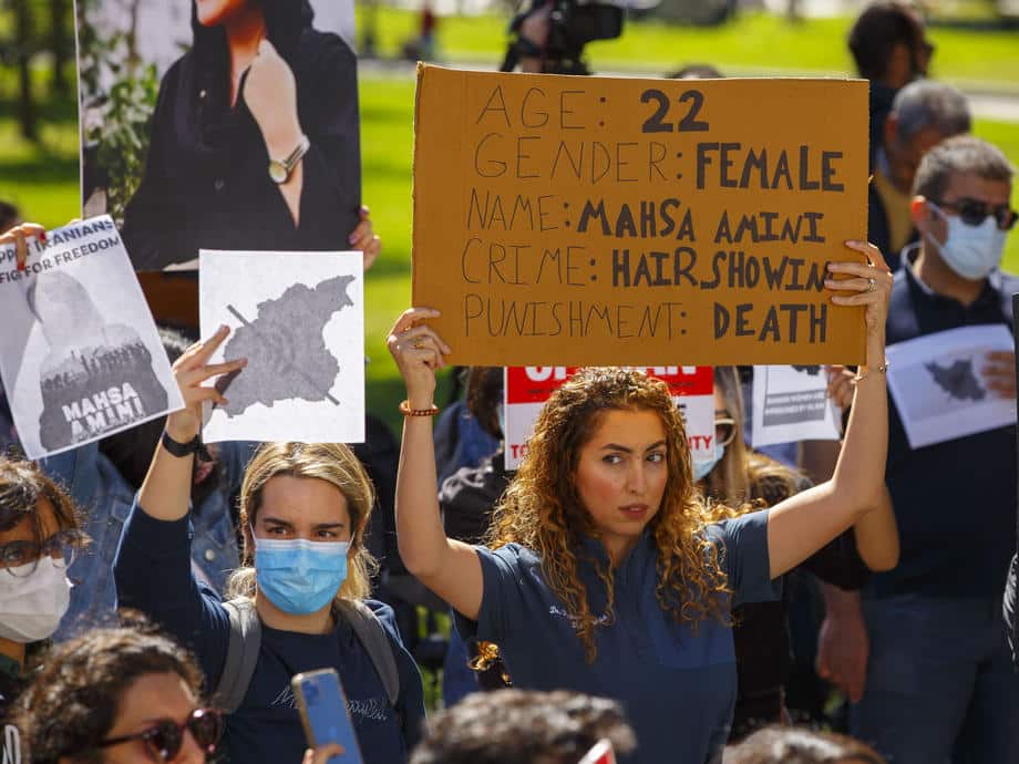 Srbija, Australija, Ekvador, Nemačka, Portugal...: Podrška buntu Iranki stigla iz brojnih zemalja, od ruža za Mahsu Amini do paljenja marama (FOTO) 12 Srbija, Australija, Ekvador, Nemačka, Portugal...: Podrška buntu Iranki stigla iz brojnih zemalja, od ruža za Mahsu Amini do paljenja marama (FOTO) 12