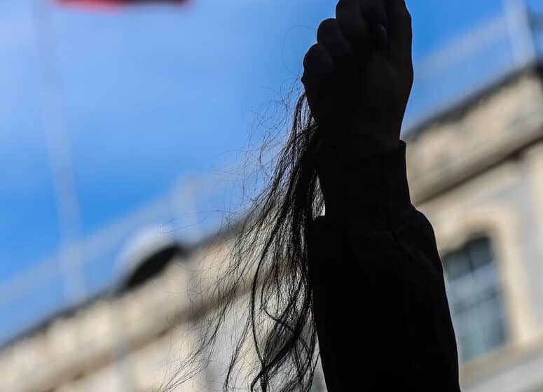 Koje su slavne glumice i pevačice odsekle pramen kose u znak podrške ženama Irana? (VIDEO) 1