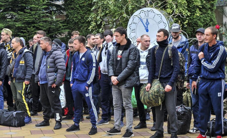 (VIDEO) Pevačica u beloj uniformi zabavlja pred odlazak na front: Predstava za mobilisane Ruse 1
