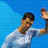 (VIDEO) Novak prekinuo trening i poneo kofer prolaznici: Đoković u epizodi "kao sav normalan svet" 11