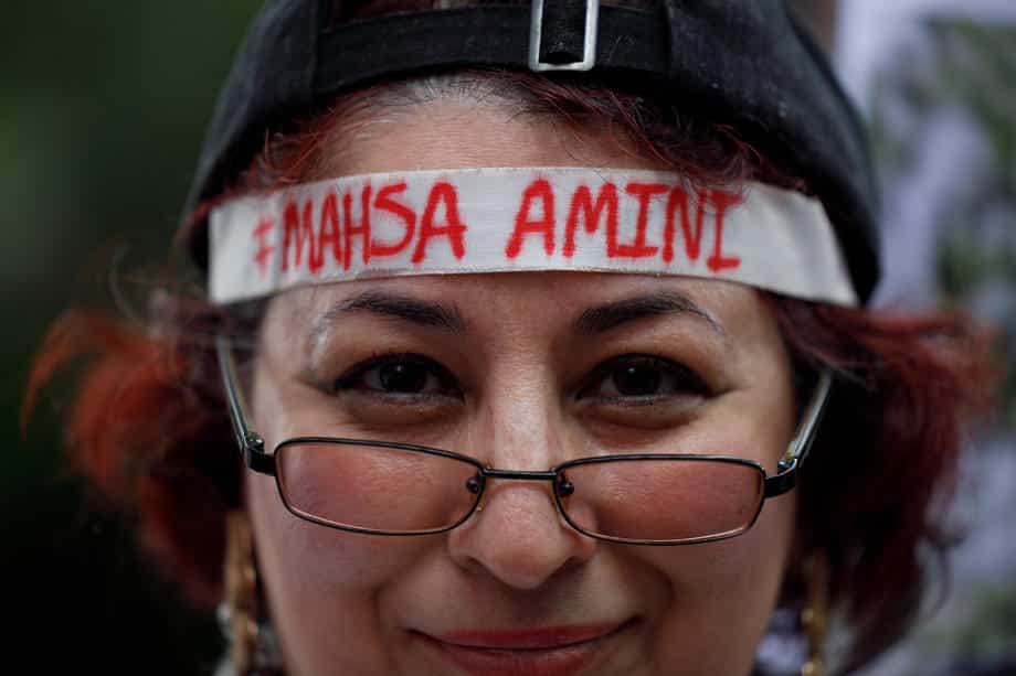 Srbija, Australija, Ekvador, Nemačka, Portugal...: Podrška buntu Iranki stigla iz brojnih zemalja, od ruža za Mahsu Amini do paljenja marama (FOTO) 11