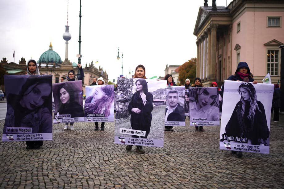 Srbija, Australija, Ekvador, Nemačka, Portugal...: Podrška buntu Iranki stigla iz brojnih zemalja, od ruža za Mahsu Amini do paljenja marama (FOTO) 10