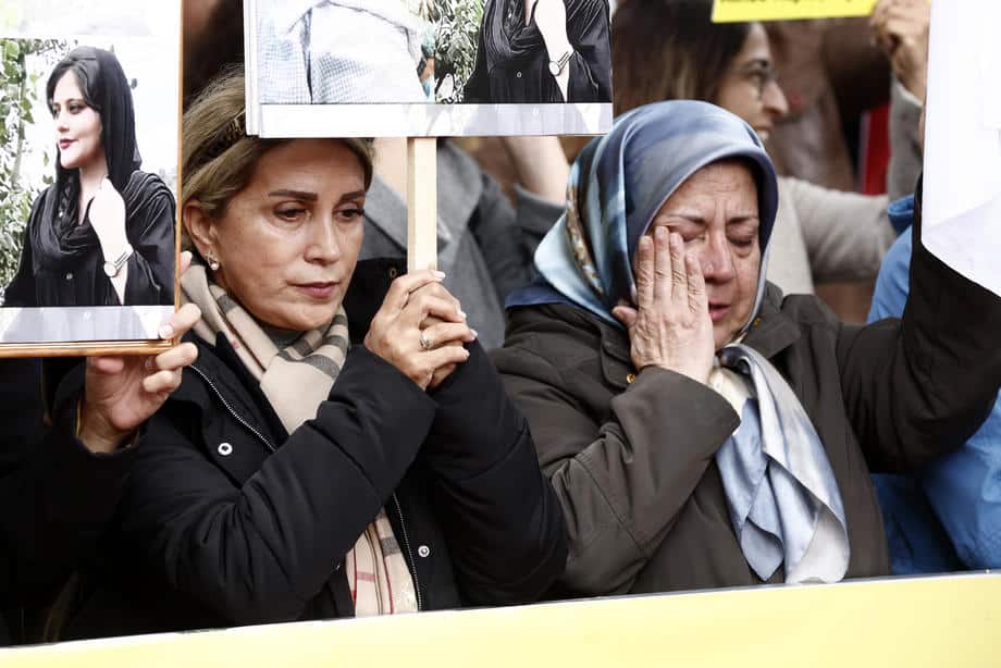 Srbija, Australija, Ekvador, Nemačka, Portugal...: Podrška buntu Iranki stigla iz brojnih zemalja, od ruža za Mahsu Amini do paljenja marama (FOTO) 9 Srbija, Australija, Ekvador, Nemačka, Portugal...: Podrška buntu Iranki stigla iz brojnih zemalja, od ruža za Mahsu Amini do paljenja marama (FOTO) 9