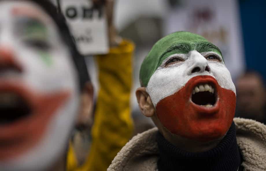 Srbija, Australija, Ekvador, Nemačka, Portugal...: Podrška buntu Iranki stigla iz brojnih zemalja, od ruža za Mahsu Amini do paljenja marama (FOTO) 8 Srbija, Australija, Ekvador, Nemačka, Portugal...: Podrška buntu Iranki stigla iz brojnih zemalja, od ruža za Mahsu Amini do paljenja marama (FOTO) 8