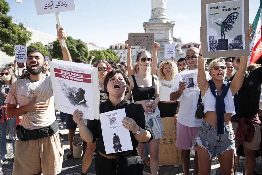 Srbija, Australija, Ekvador, Nemačka, Portugal...: Podrška buntu Iranki stigla iz brojnih zemalja, od ruža za Mahsu Amini do paljenja marama (FOTO) 7 Srbija, Australija, Ekvador, Nemačka, Portugal...: Podrška buntu Iranki stigla iz brojnih zemalja, od ruža za Mahsu Amini do paljenja marama (FOTO) 7