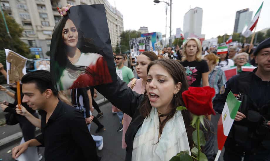 Srbija, Australija, Ekvador, Nemačka, Portugal...: Podrška buntu Iranki stigla iz brojnih zemalja, od ruža za Mahsu Amini do paljenja marama (FOTO) 6