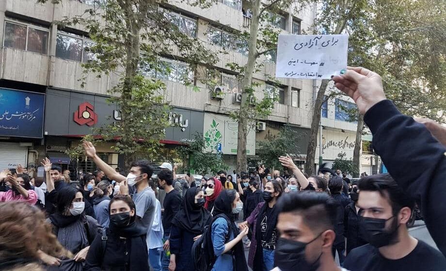 Iran se pretvorio u ratnu zonu: Stotine ljudi ubijeno u krvavom gušenju protesta 16