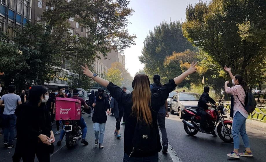 I iranske srednjoškolke pokrenule bunt protiv vlasti: Protesti rastu uprkos etničkim i klasnim podelama i brutalnošću vlade 1