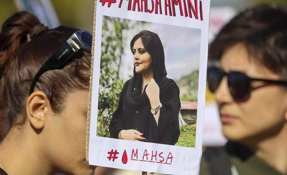 Srbija, Australija, Ekvador, Nemačka, Portugal...: Podrška buntu Iranki stigla iz brojnih zemalja, od ruža za Mahsu Amini do paljenja marama (FOTO) 1