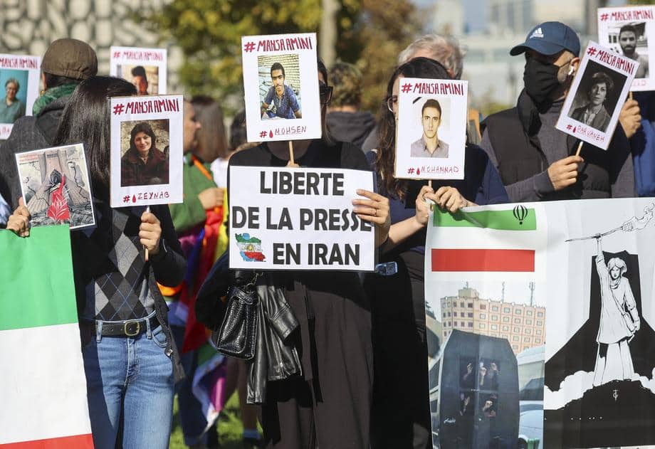 Srbija, Australija, Ekvador, Nemačka, Portugal...: Podrška buntu Iranki stigla iz brojnih zemalja, od ruža za Mahsu Amini do paljenja marama (FOTO) 4