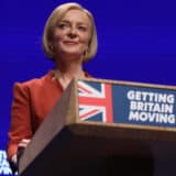 Veliki trenutak britanske premijerke prekinule aktivistkinje Grinpisa, ona uzvratila: "Uklonimo ih!" 5