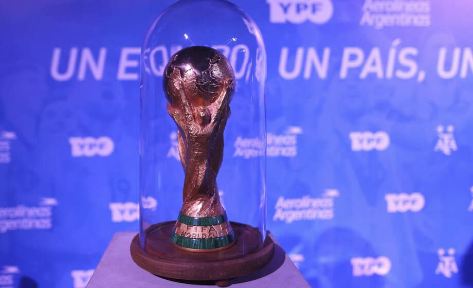 U "Zlatnoj boginji" pet kilograma 18-karatnog zlata: Kada je čuveni pehar Mundijala ušao u upotrebu i zašto se uvek podiže u vazduh 1