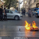 “Ovo nije protest, ovo je revolucija“: Pucnji, eksplozije, hapšenja... 4