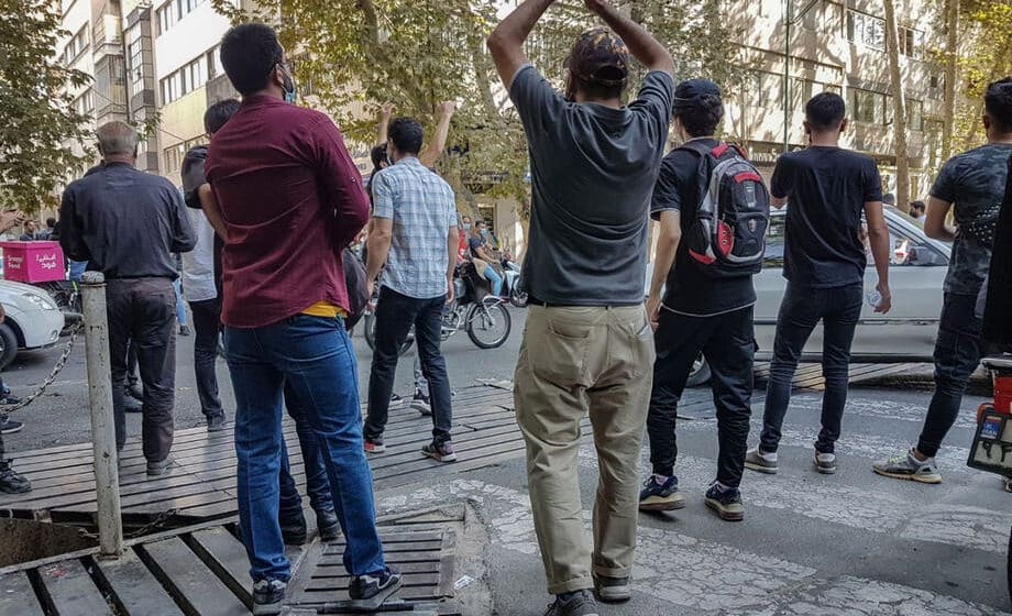 Protestima u Iranu se pridružili srednjoškolci i studenti: Snage bezbednosti hapse i po školama 1