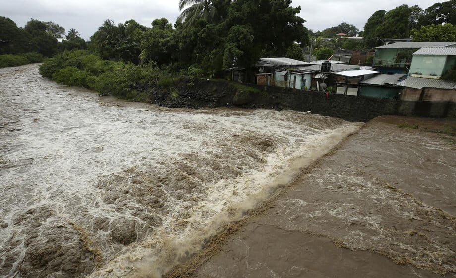 U tropskoj oluji Džulija koja je pogodila Centralnu Ameriku i južni Meksiko poginulo najmanje 16 osoba 1