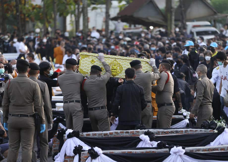 Kremirano 37 žrtava masakra na Tajlandu (FOTO) 4 Kremirano 37 žrtava masakra na Tajlandu (FOTO) 4