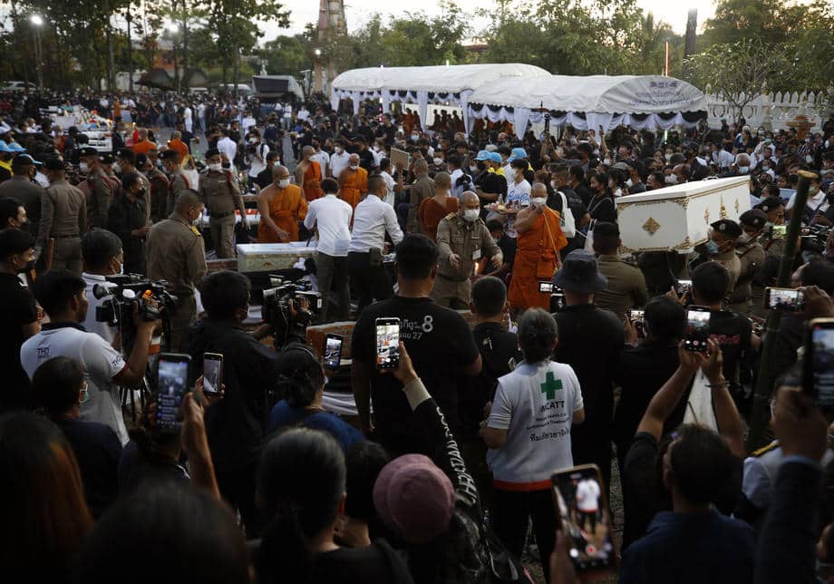 Kremirano 37 žrtava masakra na Tajlandu (FOTO) 3