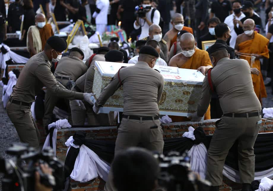 Kremirano 37 žrtava masakra na Tajlandu (FOTO) 2