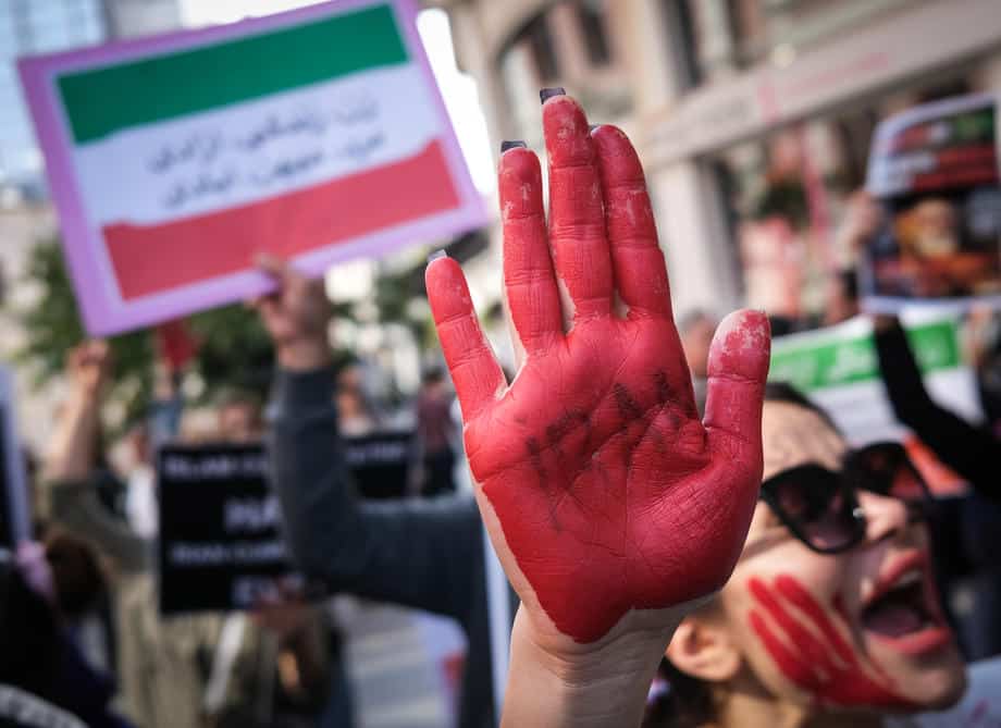 Slike Mahse Amini i ruke obojene u crveno: Protest ispred iranskog konzulata u Istanbulu (FOTO) 4