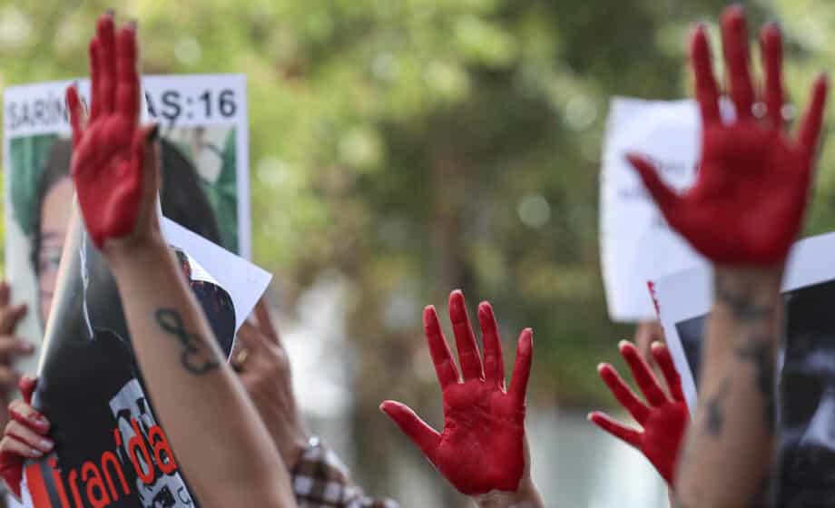 Slike Mahse Amini i ruke obojene u crveno: Protest ispred iranskog konzulata u Istanbulu (FOTO) 1