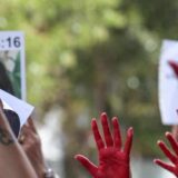Slike Mahse Amini i ruke obojene u crveno: Protest ispred iranskog konzulata u Istanbulu (FOTO) 14