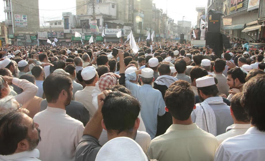 Napadač pucao na školski autobus i ubio vozača: Hiljade ljudi na ulicama 1