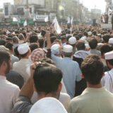 Napadač pucao na školski autobus i ubio vozača: Hiljade ljudi na ulicama 13