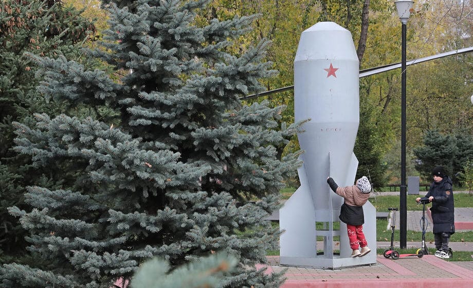 Deca se igraju kod spomenika posvećenom prvoj sovjetskoj masovnoj taktičkoj nuklearnoj bombi 1