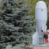 Deca se igraju kod spomenika posvećenom prvoj sovjetskoj masovnoj taktičkoj nuklearnoj bombi 8
