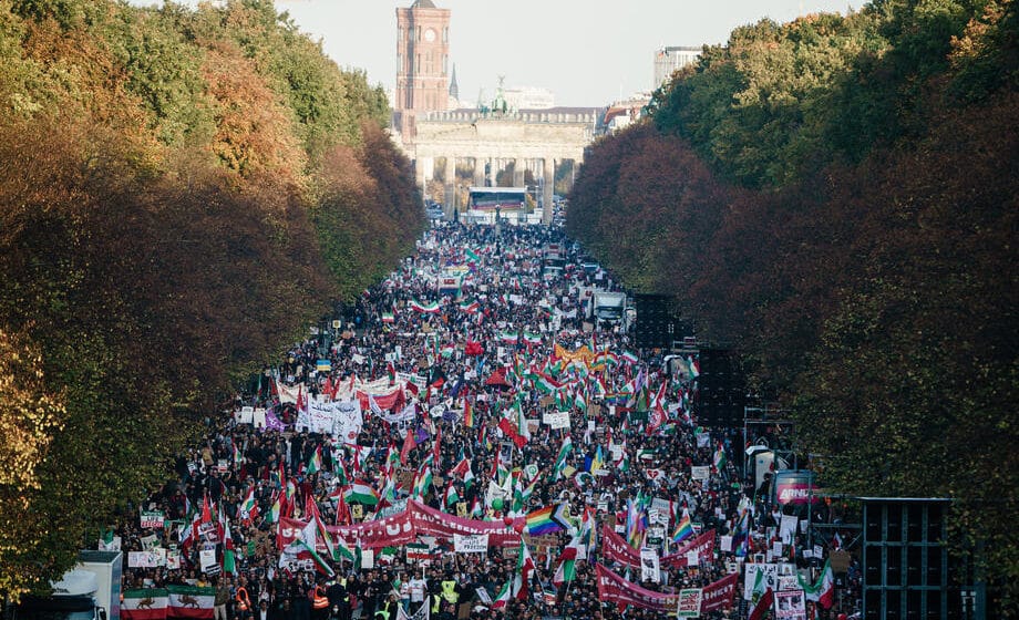 Više desetina hiljada ljudi u Berlinu poslalo poruke solidarnosti iranskim demonstrantima 1