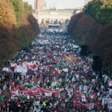 Više desetina hiljada ljudi u Berlinu poslalo poruke solidarnosti iranskim demonstrantima 8