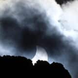 Kako je izgledalo delimično pomračenje sunca u Poljskoj, Turskoj, Britaniji...? (FOTO) 4