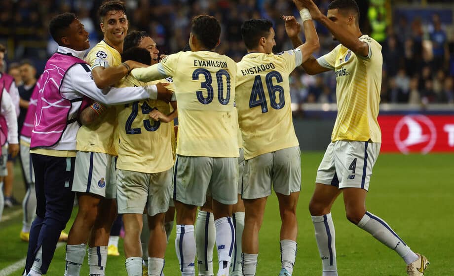 (VIDEO) Kao navijači na tribini: Fudbaleri Portoa zaljuljali avion slaveći Atletikov promašen penal 1