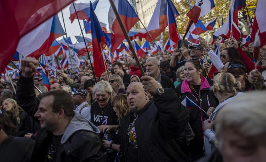 Desetine hiljada Čeha protestovalo u Pragu protiv vlade, EU i pomoći Ukrajini 1