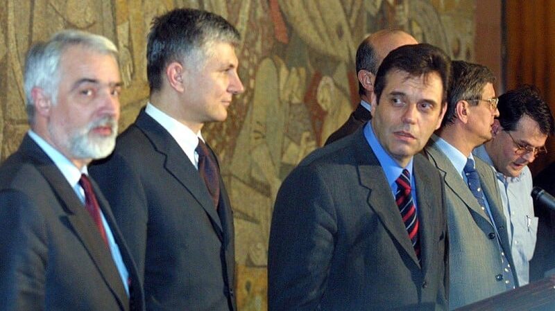 Kako je pre 20 godina izgledao prvi demokratski TV duel predsedničkih kandidata - Koštunice i Labusa? 1