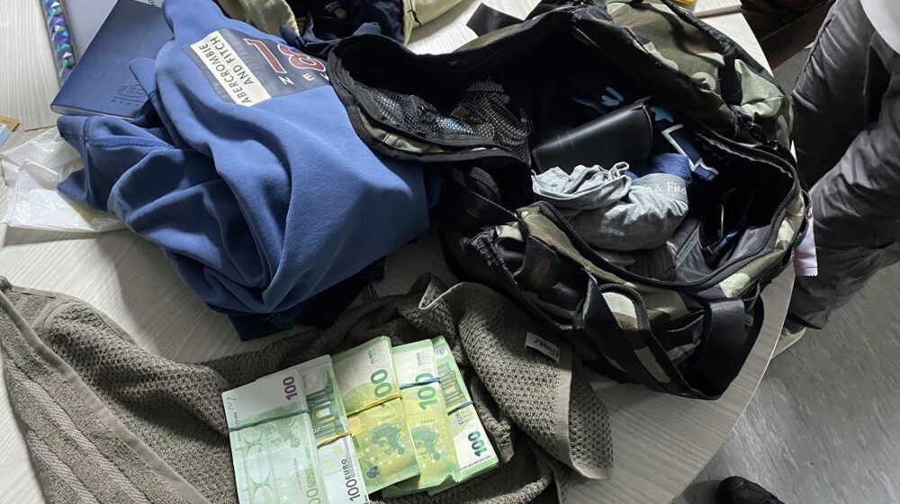 Carina: Stranac u peškiru krio 50.000 evra na prelazu Špiljani kod Novog Pazara 1