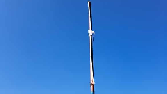 Kancelarija za KiM: Na Spomeniku ubijenim i kidnapovanim Srbima u Velikoj Hoči pocepana i skinuta zastava Srbije 1