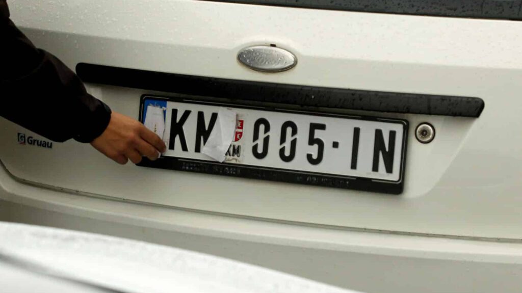 Srbima sa Severa Kosova i Beograd i Priština komplikuju život potezima oko tablica: Bliži li se nova kriza? 2