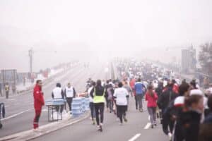 Zbog Beogradskog polumaratona, koji se danas održava na Novom Beogradu, obustavljen je saobraćaj u više ulica, dok su brojnim linijama GSP-a promenjene trase, a neke su i ukinute tokom trajanja trke.

 

 