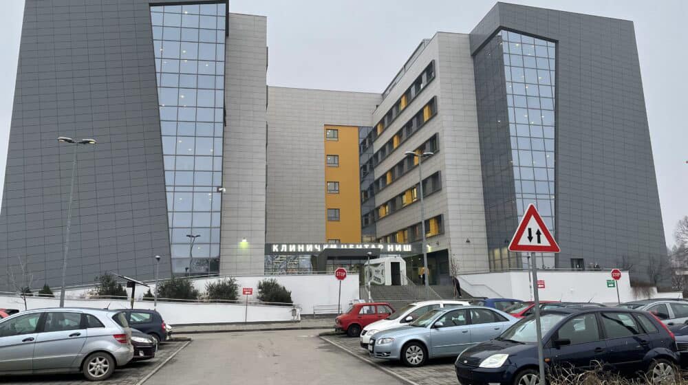 U nišku bolnicu iz Leskovca dovezeno dvoje nožem izbodenih ljudi i operisano 9