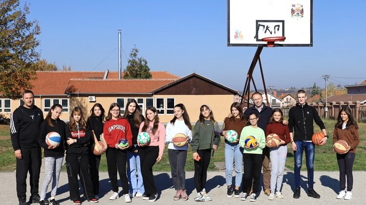 Kragujevac: Škola u Šumaricama dobila sportsku opremu 1