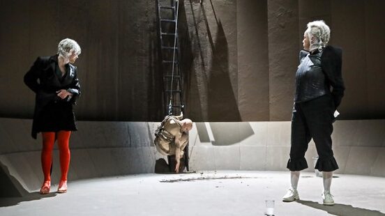 Premijera Hofmanstalove "Kule", političko-poetskog komada o odnosu moći i njene legitimacije, u minhenskom Rezidencteatru 1