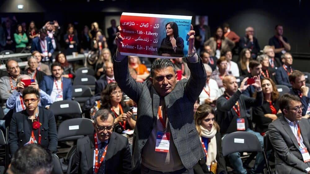 (VIDEO) Iranske snage bezbednosti pucaju na omladinu u podzemnoj železnici: Gušenje protesta 1