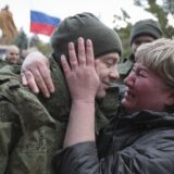 Žene ruskih vojnika prete da će otići u Ukrajinu: „Vratite mi muža, rastrgnuću vas“ 12