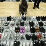 Stvari izgubljene u stampedu izložene u sportskoj hali u Seulu 3