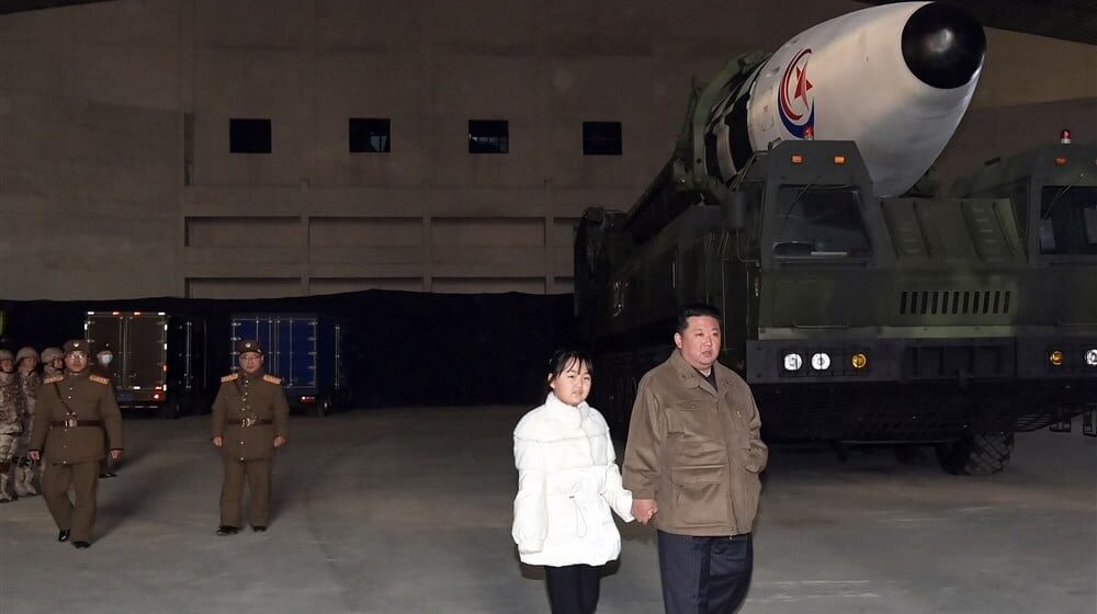 Kim Džong Un pozirao sa ćerkom: Cilj nam je da stvorimo najjaču nuklearnu silu na svetu 1