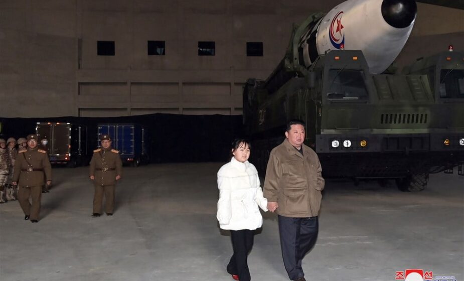 Prvi put s ocem na testiranje raketa: Kim Džong Un prvi put javnosti pokazao ćerku 1