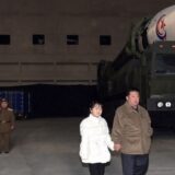 Prvi put s ocem na testiranje raketa: Kim Džong Un prvi put javnosti pokazao ćerku 10