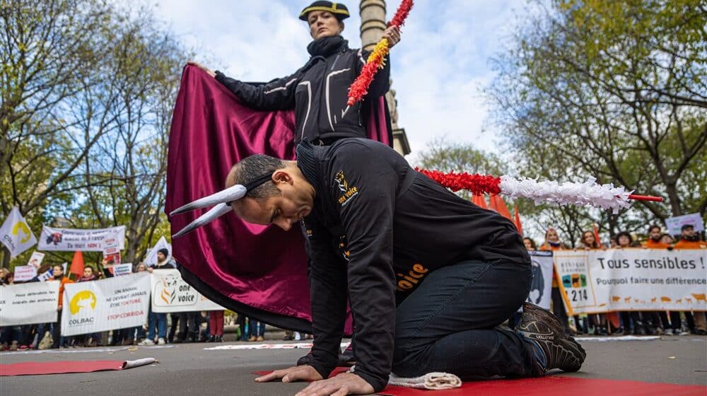 U Parizu aktivisti parodirali koridu tražeći njeno ukidanje 1