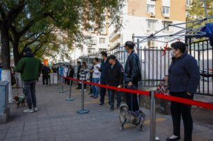 Korona virus u Kini Zatvorili tržne centre, muzeje, parkove: Zemlja u kojoj zbog kovida i dalje važe najstrože mere na svetu (FOTO) 7